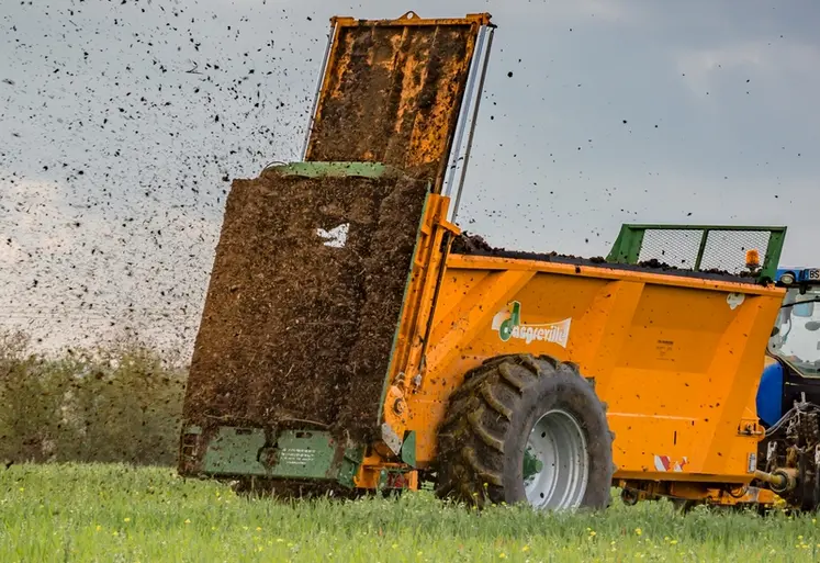 <em class="placeholder">Épandeur de fumier Dangreville équipé d&#039;un compteur connecté Samsys.</em>