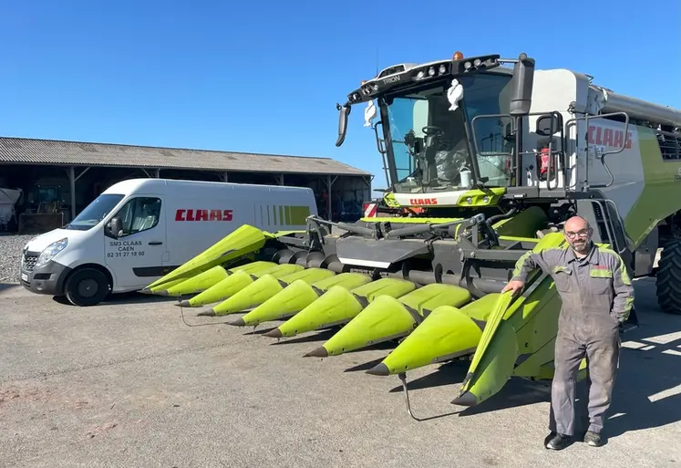 <em class="placeholder">Olivier Jardin, technicien spécialisé en matériels de récolte sur le site SM3 Claas de Caen, devant un bec Claas Rovio 4.875 FC.</em>