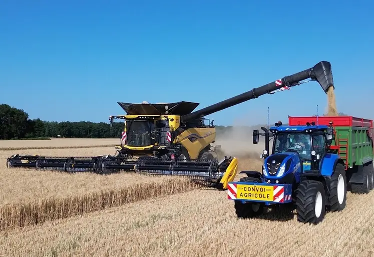 <em class="placeholder">Moissonneuse-batteuse New Holland CR11 à la vidange, avec benne Gyrax et tracteur New Holland</em>