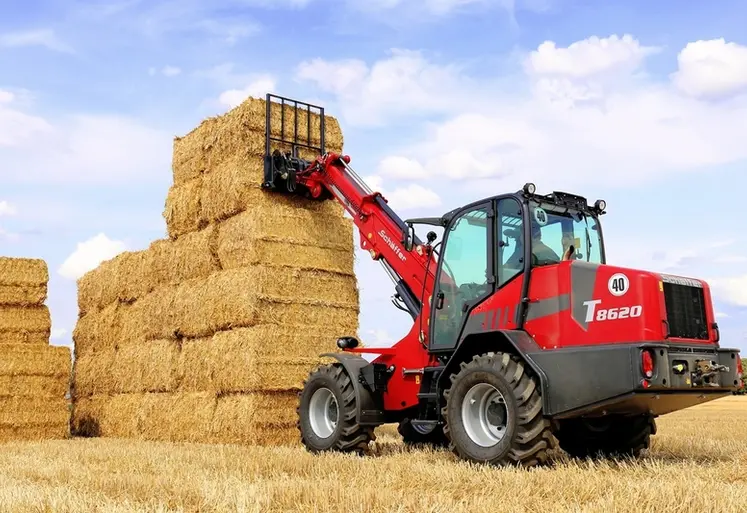 <em class="placeholder">Chargeuse télescopique articulée télescopique Schäffer à la manutention de paille.</em>