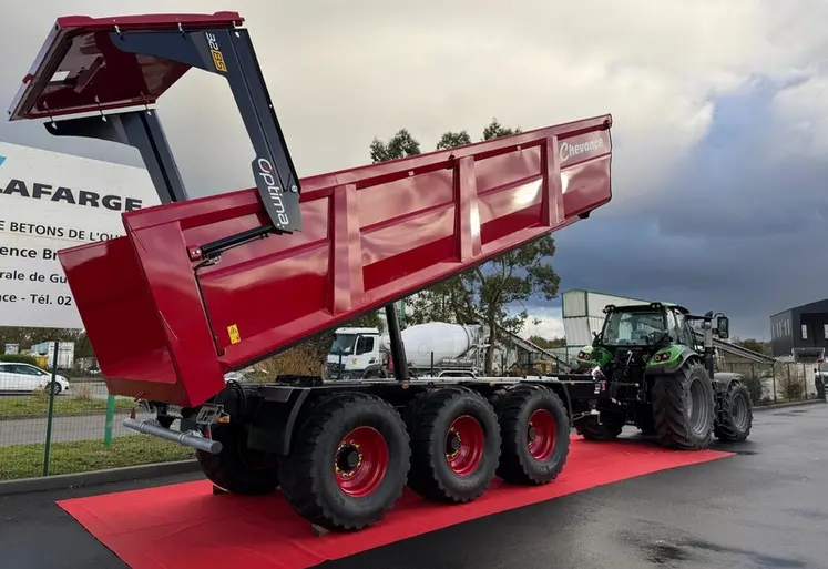 <em class="placeholder">Benne Chevance Optima 32-85 sur un tapis rouge avec un tracteur Deutz-Fahr</em>
