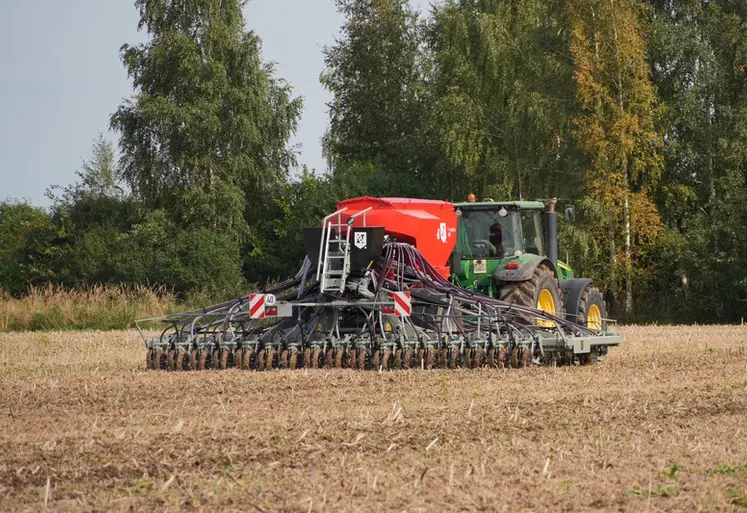 <em class="placeholder">Semoir direct Novag T-ForcePlus 750 derrière un tracteur John Deere</em>