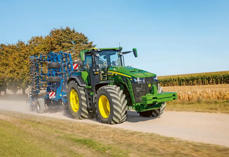 Tracteur John Deere 8R540 sur la route 
