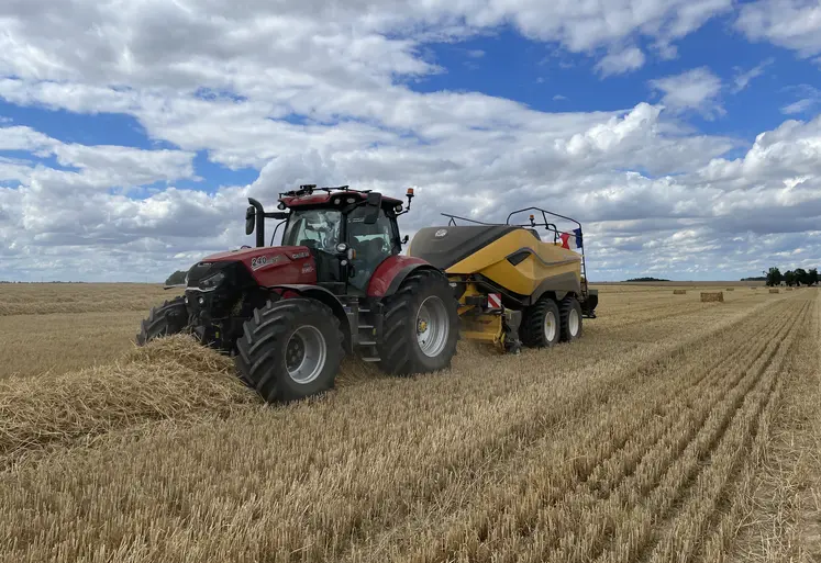 Tracteur Case IH avec presse cubique New Holland.