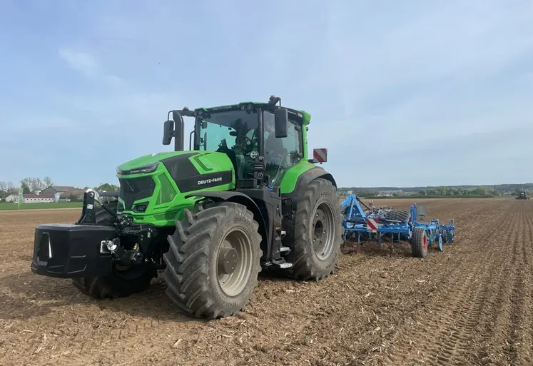 <em class="placeholder">Tracteur Deutz-Fahr 8310 TTV avec déchaumeur à dents Lemken</em>