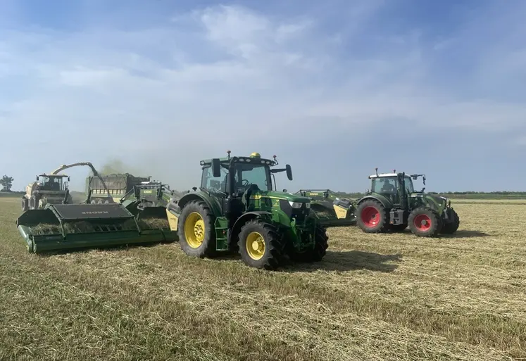 Andaineur à tapis Krone Swativo T 1040 Pro derrière un tracteur John Deere