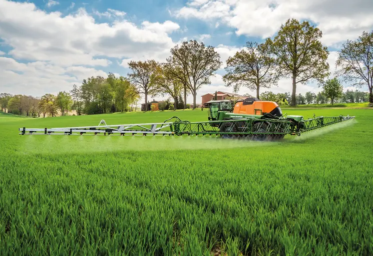 <em class="placeholder">Pulvériateur automoteur Amazone Pantera au travail</em>