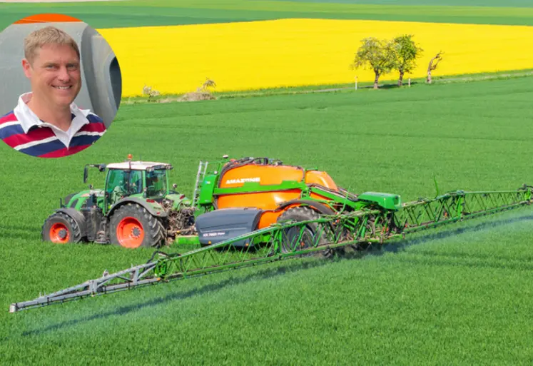 <em class="placeholder">Bernhard Bulich, exploitant à Cologne en Allemagne, et Pulvérisateur traîné Amazone UX 7601 Super de 7 600 litres en action au champ avec un tracteur Fendt 728 Vario</em>
