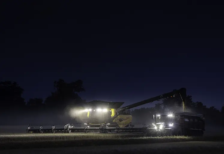 <em class="placeholder">Moissonneuse-batteuse CR 11 New Holland battant de nuit, accompagnée d'un tracteur New Holland et d'une benne</em>