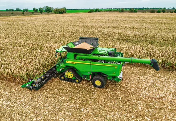 <em class="placeholder">Moissonneuse-batteuse John Deere  S7 900 avec des chenilles à la récolte de maïs grain</em>
