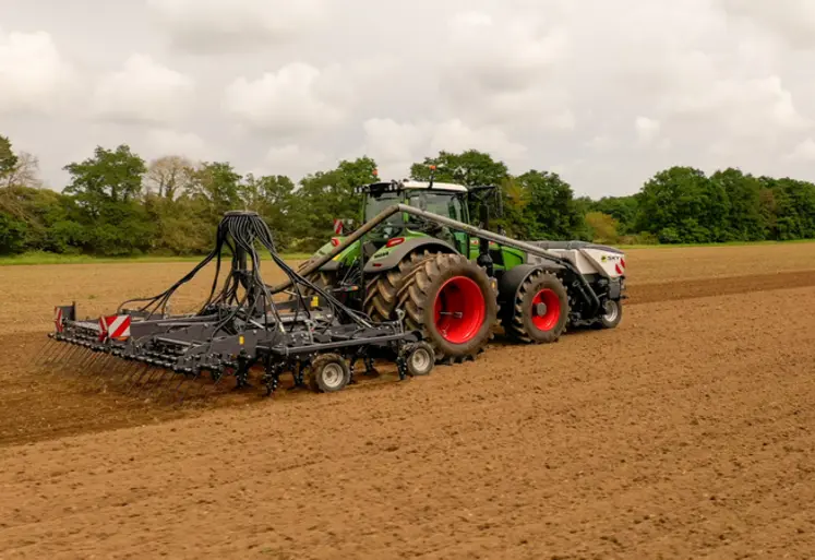 <em class="placeholder">Scalpeur Sky Agriculture Methys PCS avec unité de semis, trémie frontale Progress TF et Tracteur Fendt</em>