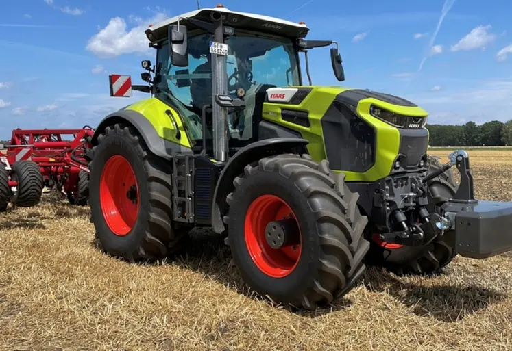 <em class="placeholder">Claas Axion 8 avec déchaumeur à dents Horsch</em>