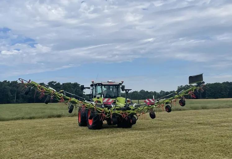 <em class="placeholder">Faneuse portée Claas Volto 1100 relevée en bout de champ</em>