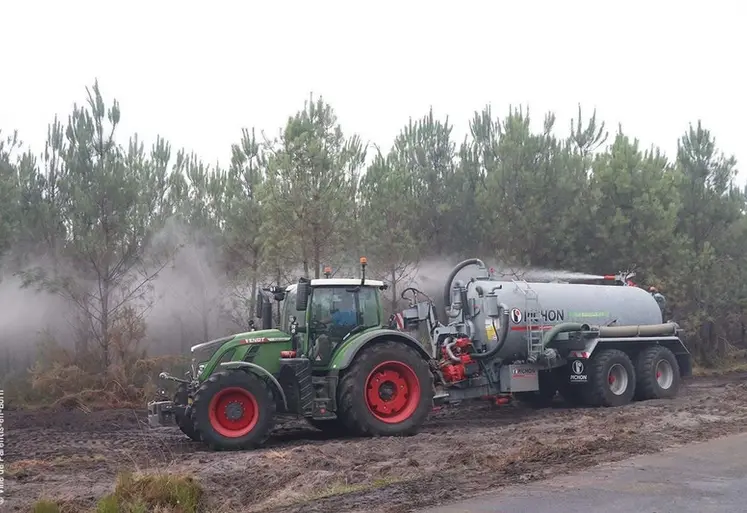 <em class="placeholder">Tracteur et tonne à lisier arrosant la lisière d'une forêt.</em>