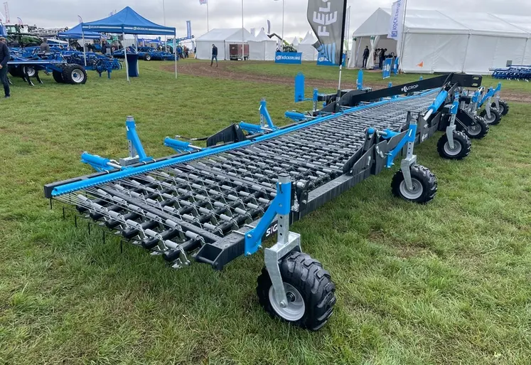 <em class="placeholder">Herse étrille Feelcrop Sigma de 15,30 m de large au salonn Innovagri 2025</em>