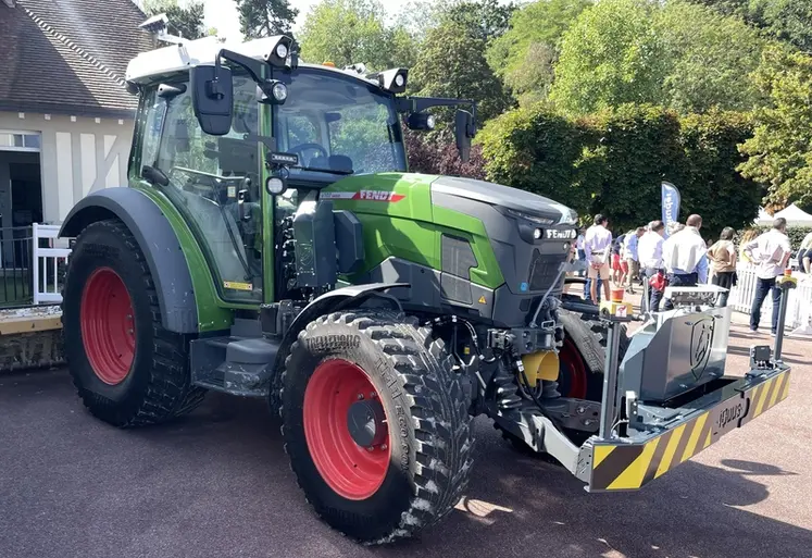 <em class="placeholder">Kit autonome Iquus sur tracteur électrique Fendt e107 Vario</em>