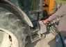 Agriculteur remplissant le réservoir de GNR de son tracteur