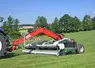 L'andaineur à tapis Reiter Respiro R8 Compact se contente d'un tracteur de 100 ch pour son animation.