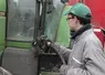 Agriculteur remplissant la cuve de GNR de son tracteur