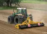 Herse rotative repliable DTEK Plus d'Alpego avec tracteur Fendt Vario
