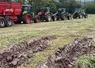 Tracteur embourbé - Benne Jeantil et quatre tracteurs pour la tirer