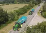 Tracteurs John Deere sur la route avec benne Rolland et épandeur à fumier Rolland