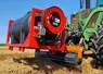 Rouleau tasse-andain Roll Paille de Gam Agri Pièces attelé sur le relevage avant d'un tracteur Fendt