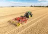 Scalpeur Plano VT 6060 de Pöttinger au travail avec tracteur John Deere