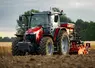 Tracteur Massey Ferguson 5M avec combiné de semis Kuhn au travail