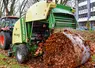 Presse à balle ronde Krone récoltant des feuilles mortes sur la voirie allemande.