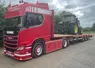 Camion Scania avec semi-remorque porte-char de la société Pierre Leloup avec tracteur John Deere