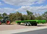 Tracteur Fendt avec plateau fourrager Ponge équipé du freinage hydraulique à simple ligne et homologué à 25 km/h.