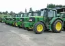 Parc d'occasion d'un concessionnaire de machines agricoles.