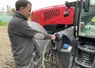 Agriculteur remplissant le réservoir de GNR de son tracteur.