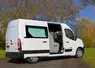<em class="placeholder">Camionnette trasnportant des passagers Nissan porte ouverte </em>