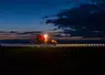 <em class="placeholder">Pulvérisateur Amazone dans la  nuit avec l&#039;éclairage des buses</em>