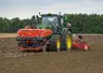 <em class="placeholder">Tracteur John Deere au semis avec la trémie frontale TF 2300 C.</em>
