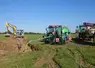 <em class="placeholder">Chantier de nettoyage des drains incluant une mini-pelle Neuson, un nettoyeur de drain Sieger, attelé à un tracteur Case IH, et un pulvérisateur Hardi derrière un ...</em>