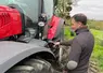 agriculteur remplissant le réservoir du tracteur Mc Cormick