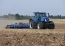   Tracteur dans un champ 