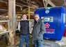 <em class="placeholder">Dylan et Eric Rochas, de la ferme des Colibris, devant le robot d&#039;alimentation Hetwin </em>