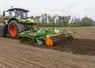 Déchaumeur Amazone Cenio équipé du rouleau FW 580 et tracteur Claas