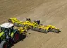 Rouleau Galaxy GE 12300 de Bednar derrière un tracteur Claas