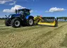 Andaineur à tapis Kverneland Roc RS 920 derrière un tracteur New Holland T6.180.