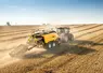 <em class="placeholder">Presse à balles cubiques New Holland BigBaler1270 Plus Density derrière un tracteur New Holland</em>