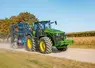 Tracteur John Deere 8R540 sur la route 