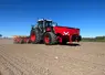 <em class="placeholder">Trémie frontale FH 2200 et semoir monograine Tempo V de Vädersatd attelés sur un tracteur Fendt</em>