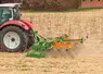 <em class="placeholder">Rouleau hacheur porté Amazone TopCut 6000-2 attelé à un tracteur Massey Ferguson</em>