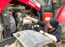 <em class="placeholder">Opérateur qui réalise l'appoint d'huile dans le moteur du tracteur.</em>