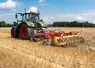 Déchaumeur à dents Pöttinger Synkro attelé à un tracteur Fendt